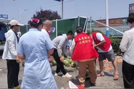 外地瓜农车翻欲哭无泪 尉氏志愿者救人买瓜显大爱图片