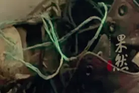 民工大爷给孙子挣学费ATM机旁席地睡，把破烂不堪鞋子脱到门外图片