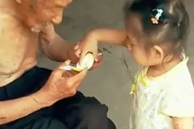 萌娃把最爱吃的奶酪棒拿给太爷爷吃，妈妈：一开始以为拿的空盒子图片