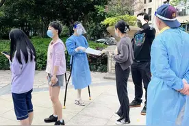 曾在轮椅上守护火炬的女孩，又站到了“疫线”图片