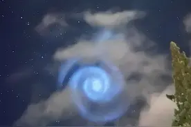 外媒：新西兰上空出现蓝色薄雾状螺旋，或与SpaceX发射火箭有关图片