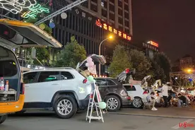 后备箱摆摊调查：有人开跑车卖布偶赚零花钱 有人开五菱卖咖啡追寻自由图片