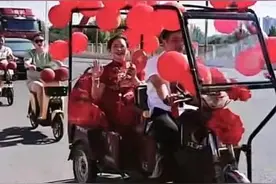 湖北一对新人举行环保婚礼，接亲团骑共享电动车迎接新娘图片