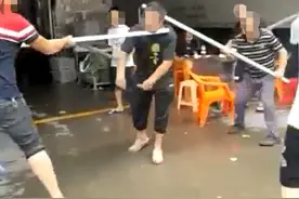 厦门一货车司机被货主等多人持棍打倒在地？回应：已和解赔偿图片