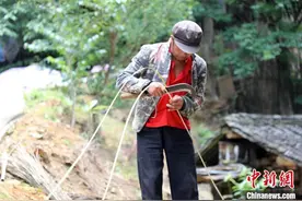 广西凌云：瑶胞巧手织篓增收图片