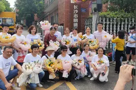 长沙中考结束！家长准备气球鲜花迎接“准高中生”图片