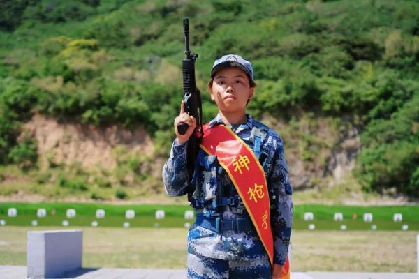 驻港部队“00”后女兵成狙击枪王，年轻的女兵们好样的