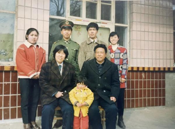 驻港部队“00”后女兵成狙击枪王，年轻的女兵们好样的