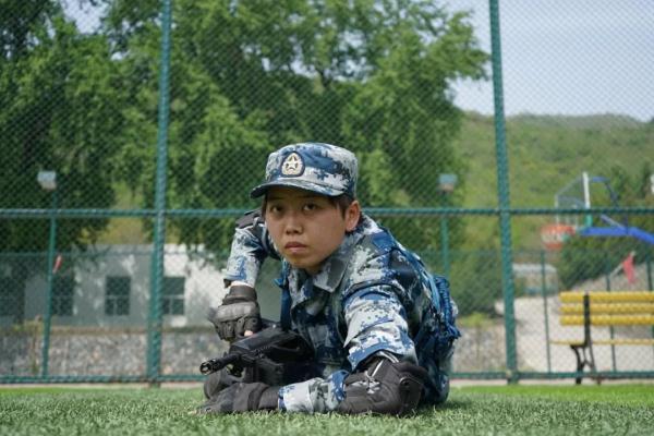 驻港部队“00”后女兵成狙击枪王，年轻的女兵们好样的