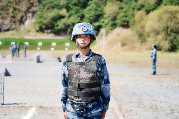 驻港部队“00”后女兵成狙击枪王，年轻的女兵们好样的