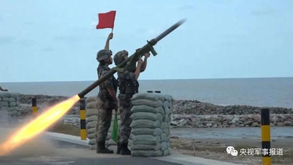 驻港部队“00”后女兵成狙击枪王，年轻的女兵们好样的