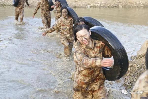驻港部队“00”后女兵成狙击枪王，年轻的女兵们好样的