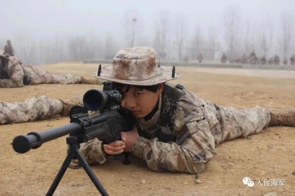 驻港部队“00”后女兵成狙击枪王，年轻的女兵们好样的