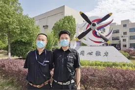 飞机维修父子兵 共同守护飞行安全图片