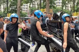 “外卖小哥”街头秀琴艺冲上热搜 他说：这是一个误会……图片