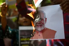 早安·世界｜印度征兵改革抗议愈演愈烈，369趟列车被取消图片