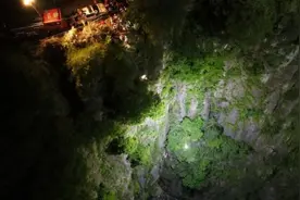 惊险！2名男子坠落百米悬崖……图片