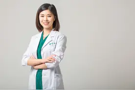 高考后进入青少年整形高峰，女生想做双眼皮还要求完全对称，医生建议爱美要适度图片