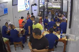 全网寻找的黑衣大哥，找到了图片