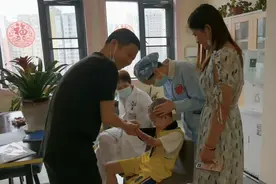 “叫我强哥！”7岁男孩遭电击痛失右臂，刚出院就想打篮球图片