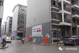 南宁一小区因在建未画停车线，部分业主竟“锁地为牢”图片