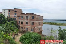 水渠被堵，南宁几户民房变“水上人家”！5台抽水机日夜抽水图片