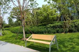 民意通｜开发区天地广场新装的椅子全都在太阳下“暴晒”，市民吐槽坐不了太浪费图片