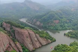 藏不住了！会昌县汉仙岩：丹霞风景美如画，游人如织好热闹图片