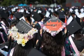 武汉大学举行毕业典礼：学生自制花束学士帽，校长蹲下与坐轮椅毕业生合影图片