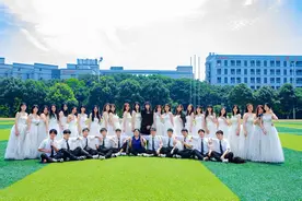 毕业照摄影师是500公里外的卫星，高校花式毕业照走红图片