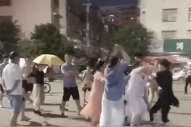 湖南广场舞大妈在中考期间与家长发生肢体冲突，官方：将依法处理图片