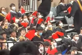 华中科技大学2022年毕业典礼，仪式前学生们合唱《星辰大海》图片