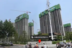 10亿资金被挪用！郑州“最高学历楼盘”停工7个月，超千户业主被套，硕博士就有670人...图片