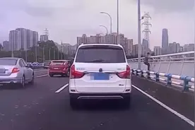 重庆男子从行驶车辆上开门跳江，官方回应：已关注，正调查图片