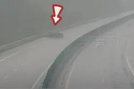 雨天未降速撞护栏，司机全责图片