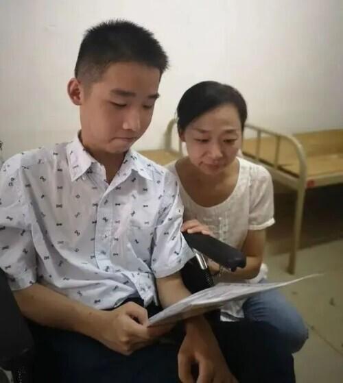 校长半蹲为他拨穗，“轮椅学霸”背后的故事太励志