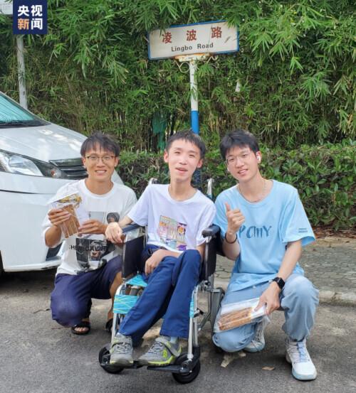 校长半蹲为他拨穗，“轮椅学霸”背后的故事太励志