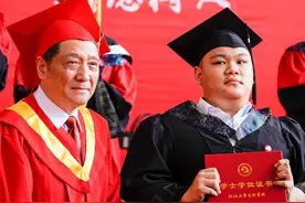毕业典礼上，这一幕师生情感动全场图片