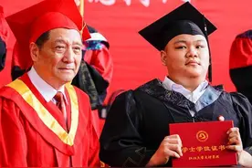 毕业典礼上，这一幕师生情感动全场图片