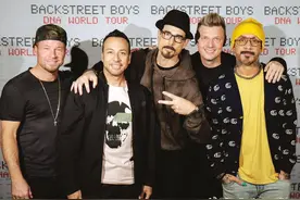 80后青春不散场！后街男孩演唱会半小时1700万人次围观，车企猛砸千万赞助搏流量图片