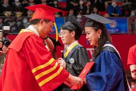 千万网友点赞盲人女孩黄莺的励志故事，“愿阳光永远照耀着她”图片