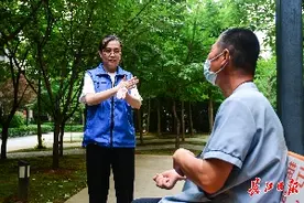 自学手语16年，社区书记“读懂”聋哑居民的世界图片