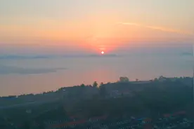 乳山市：红日喷薄而出 金光洒向村庄图片