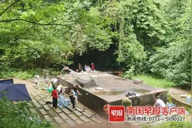 青秀山泉水多年来备受追捧，部门提醒：不符合标准图片