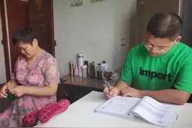 拄双拐的陪读妈妈：织毛线陪儿子挑灯夜读 省吃俭用做好后勤保障图片