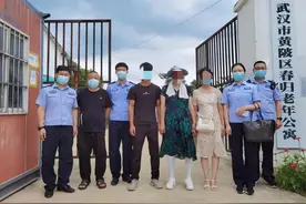 武汉警方DNA比对成功“消失”了8年的母亲终与儿女相拥图片