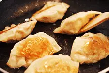 壹粉食堂｜真解馋！时蔬煎饺金黄酥脆，一起留住夏日的新鲜和美味图片