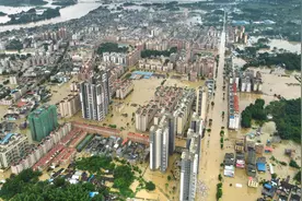 向险逆行，党旗在清远英德浛洸镇抗洪救灾一线高高飘扬图片