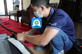 高温下的空调安装师：克服高度和恐惧，最多一天工作15小时安装11户图片