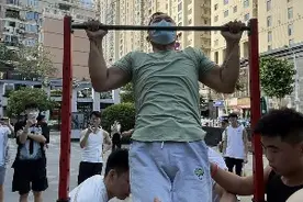 双腿残疾小伙参加街头健身挑战，吊杠一分钟后连做9个引体向上图片